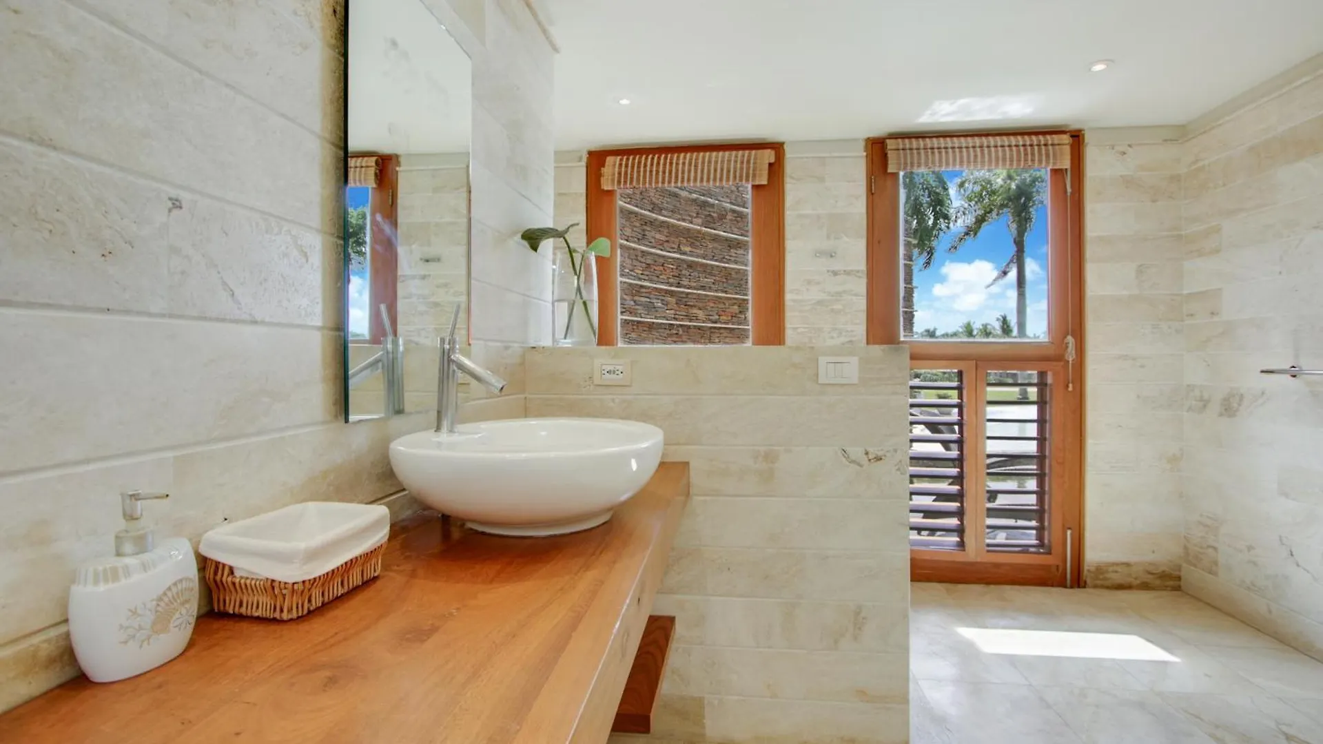 Luxurious 8-Br Villa With Ocean View, Jacuzzi, Home Cinema And Resort Access In Casa De Campo La Romana Dominican Republic