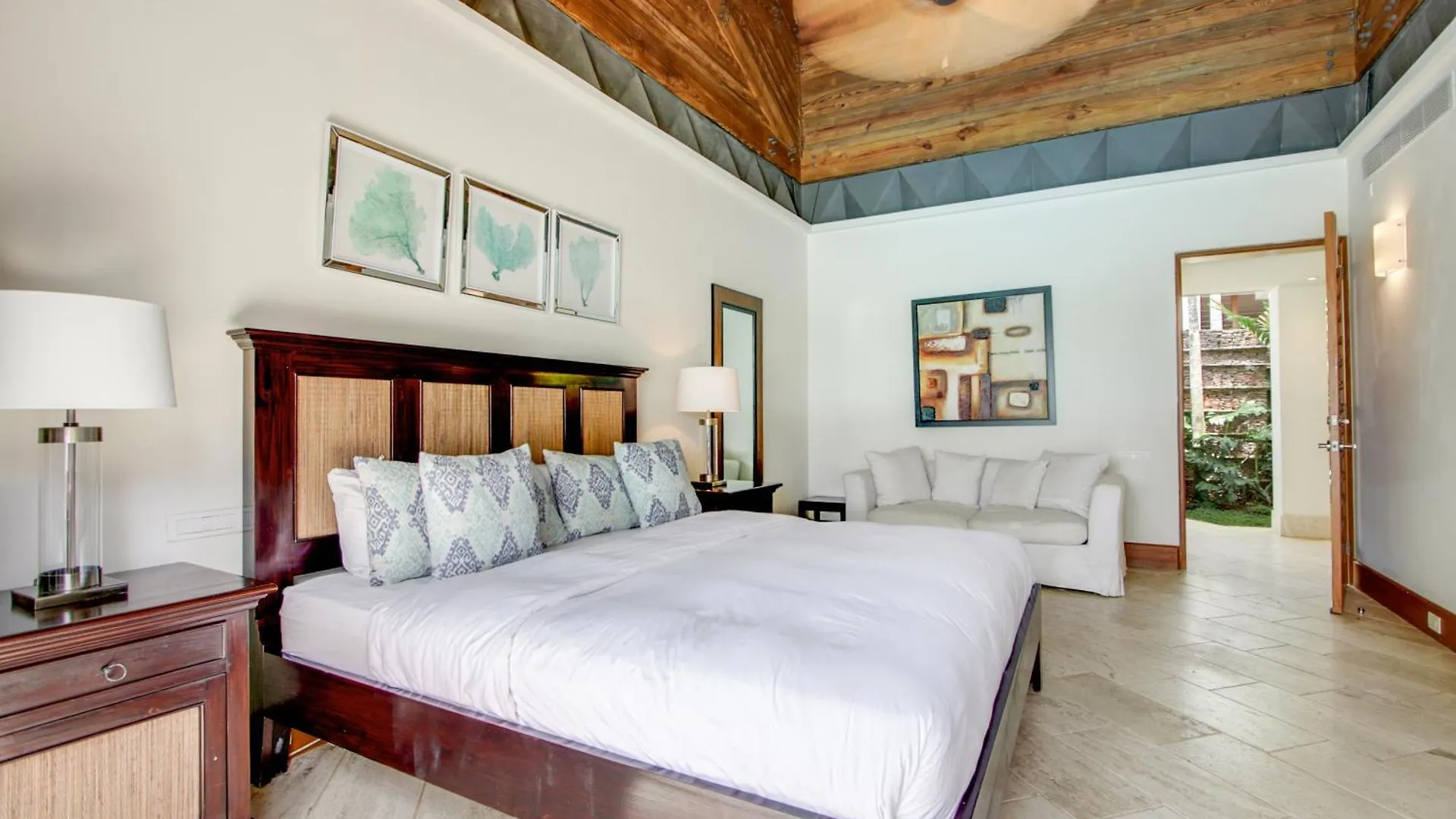 Luxurious 8-Br Villa With Ocean View, Jacuzzi, Home Cinema And Resort Access In Casa De Campo La Romana